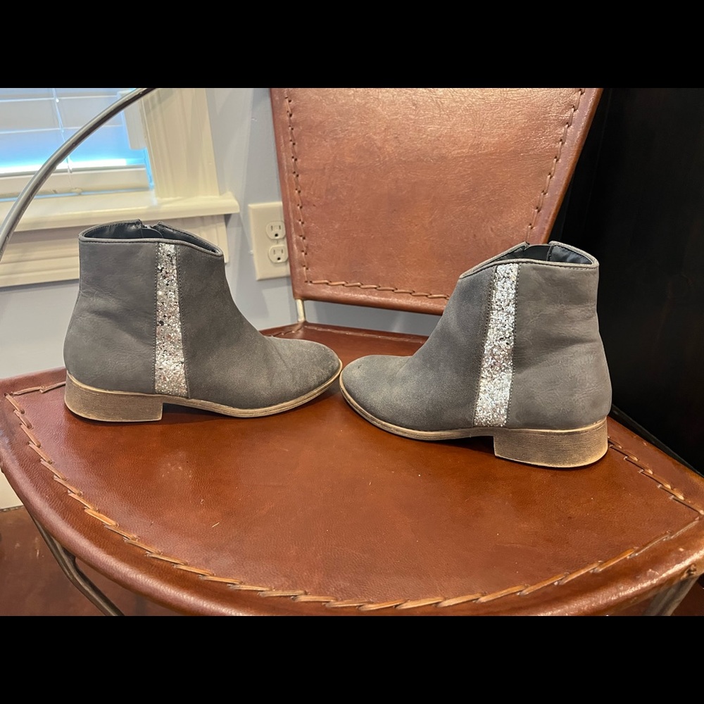 Nina girls grey suede with glitter booties in size 4